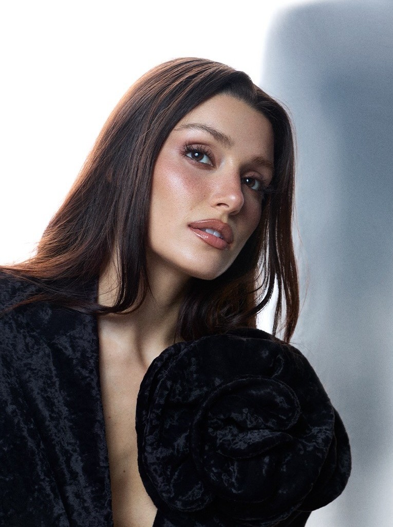 1 رئيسية تبدأ هاندا أرتشيل يومها بشرب الماء كخطوة أساسية