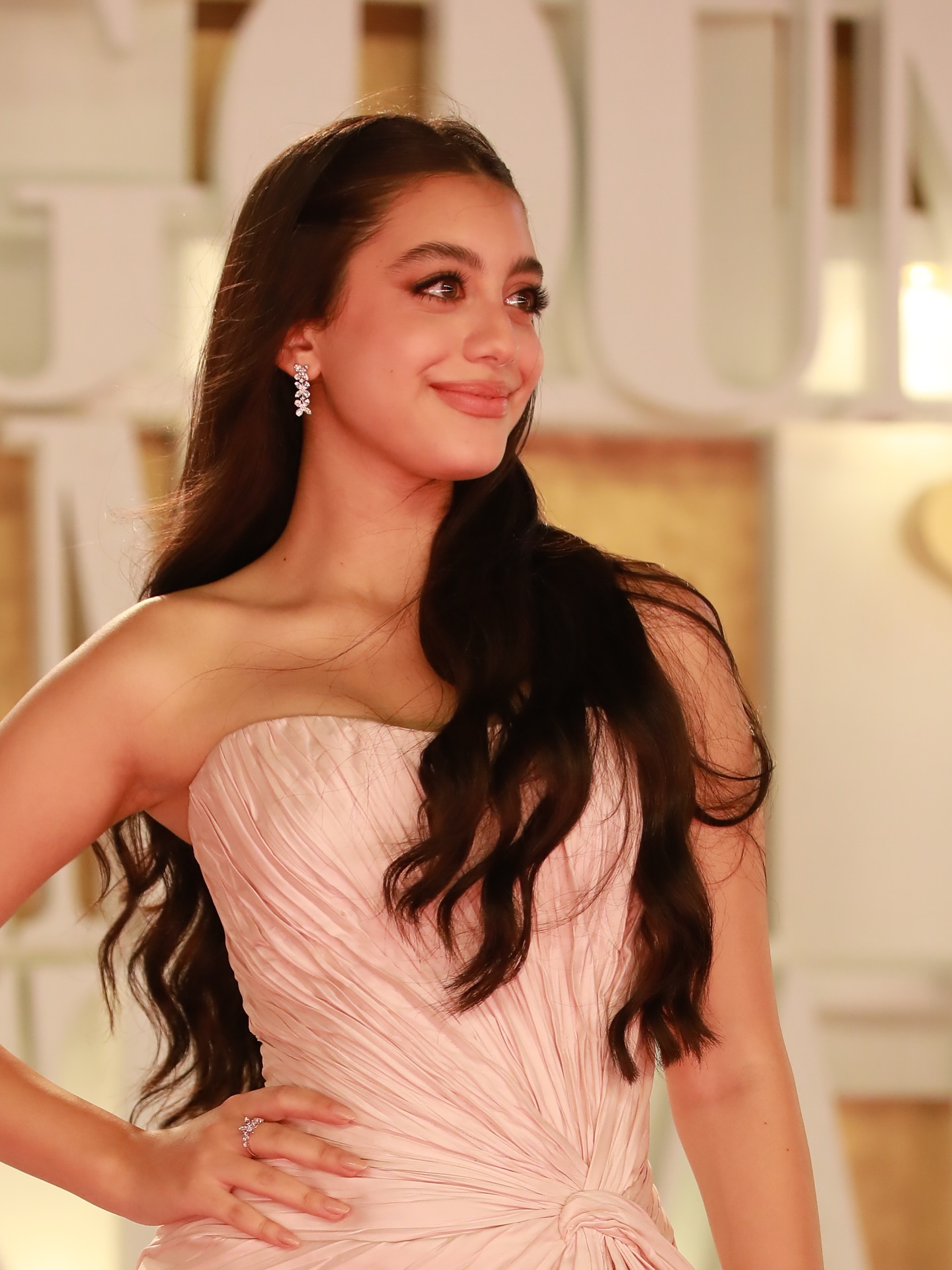 1 رئيسية تتميز ياسمينا العبد بشعر طويل وصحي