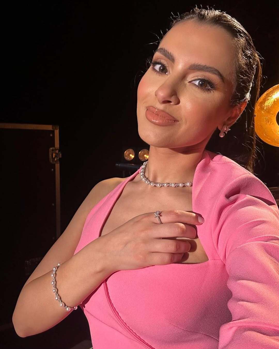 1 رئيسية تختار كارمن أن تبدأ روتينها بإحساس من الانتعاش فترش على وجهها رذاذا مرتبا ينعيش البشرة