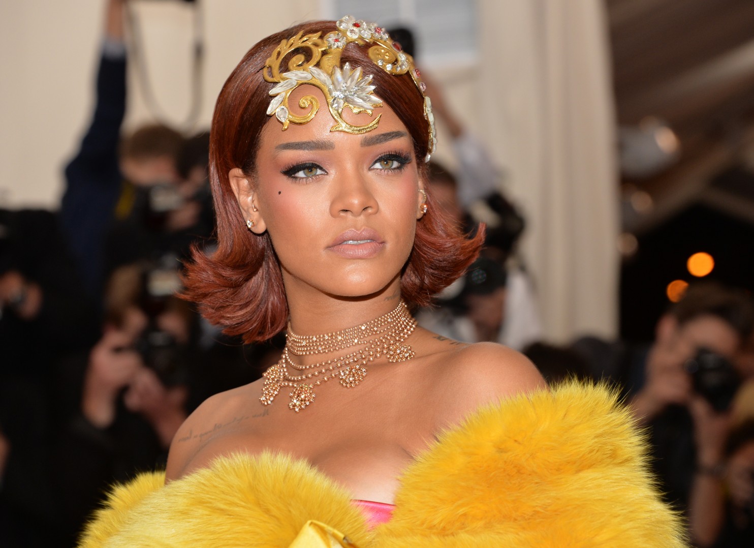 1 رئيسية تسريحات الشعر الكاريه مع الاكسسوارات الهندسية بأسلوب Rihanna عام 2015