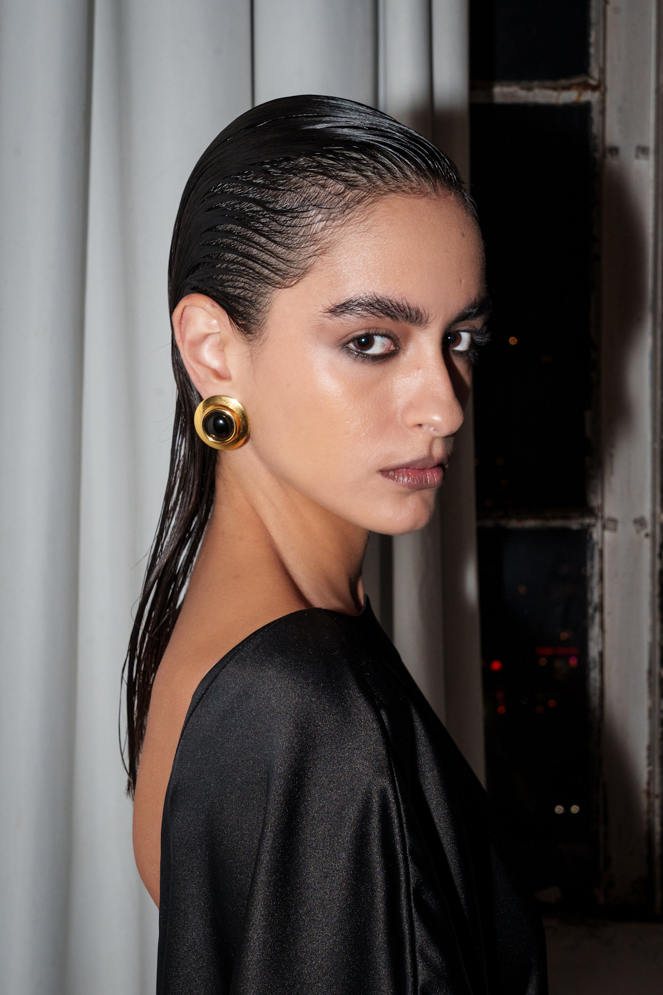 1 رئيسية تسريحات الشعر المبلل مع الخصل الهندسية  من دار Christian Cowan