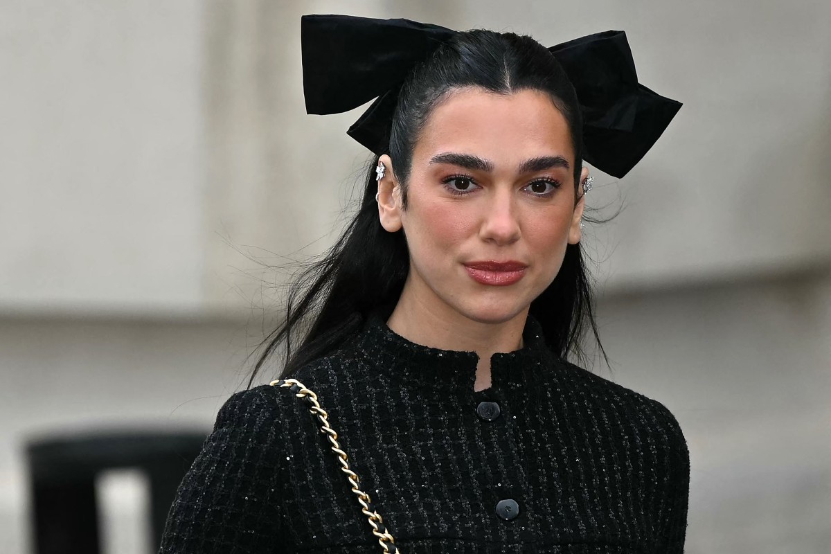 1 رئيسية تسريحات الشعر النصفية مع البكل العريضة بأسلوب Dua Lipa