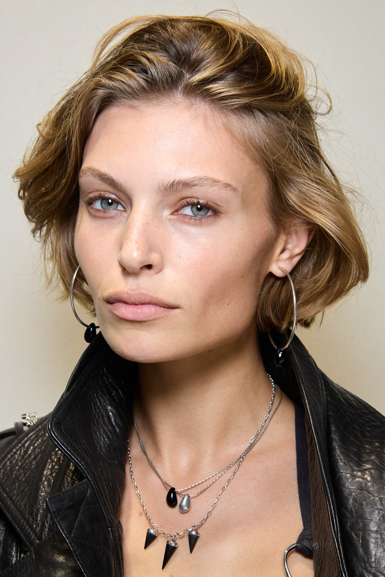 1 رئيسية تسريحات شعر بوب كاريه مبعثرة ومتساوية من دار Isabel Marant