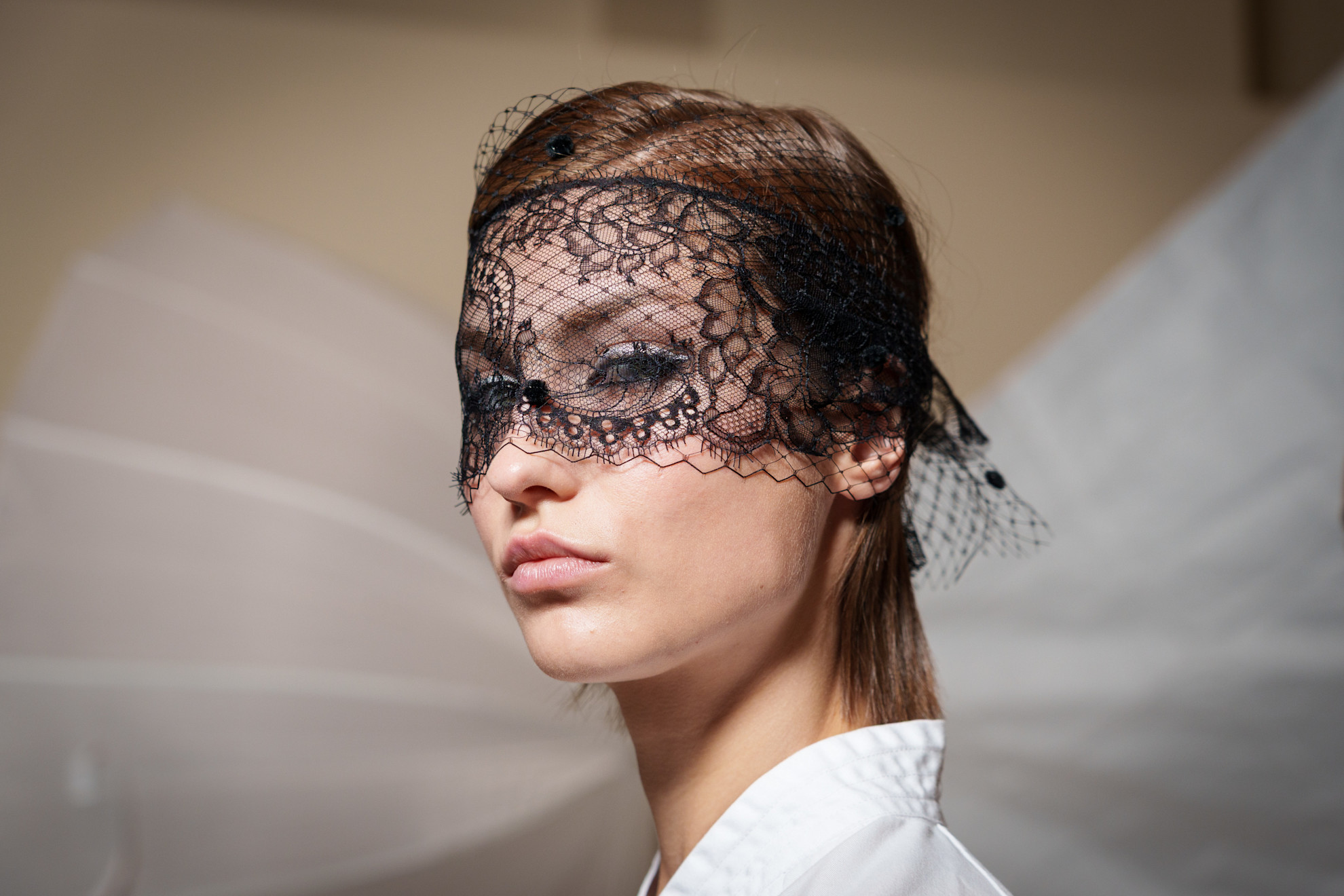 1 رئيسية تسريحات شعر طبيعية مع الباند الشبكي والدانتيل من دار Georges Chakra