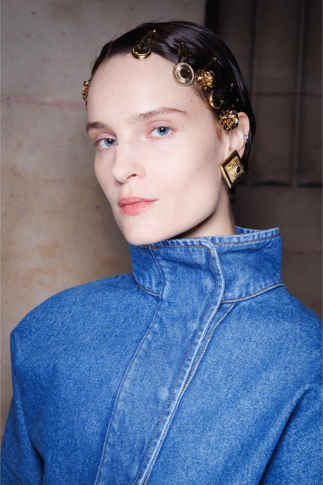 1 رئيسية تسريحات شعر مبللة مع اكسسوارات شعر ذهبية من دار Marine Serre