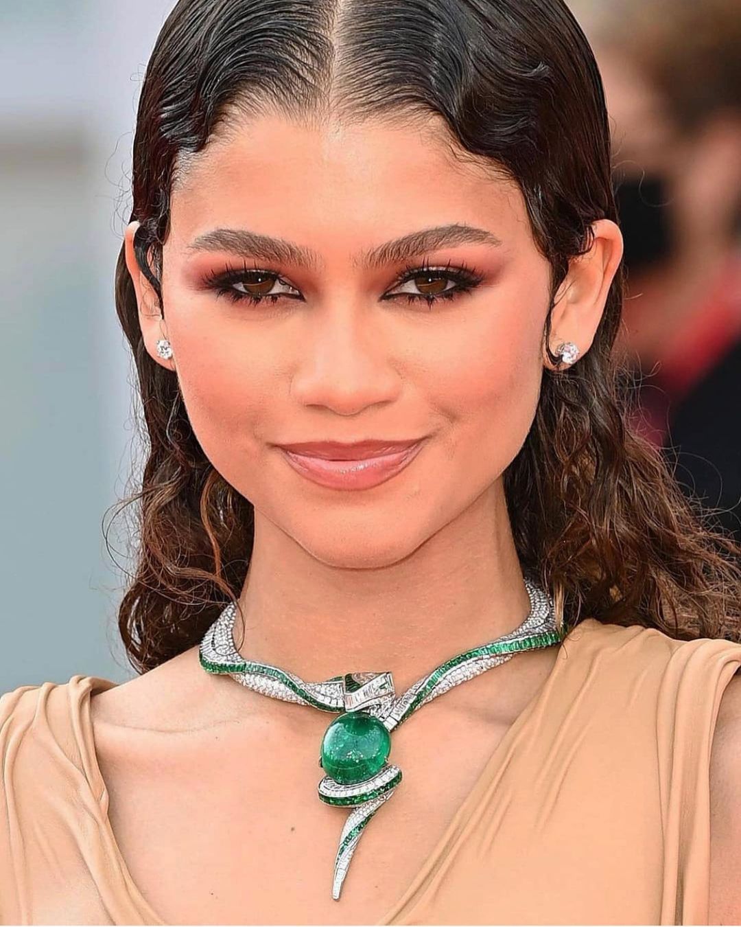 1 رئيسية تسريحات شعر مبللة مع المكياج البني من وحي اطلالة Zendaya في مهرجان فينيسيا 2021