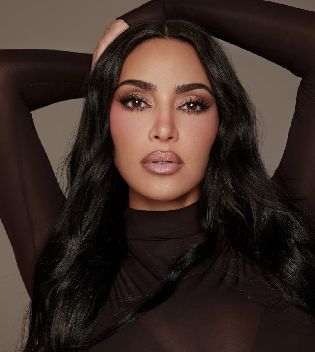 1 رئيسية تمرير الآيشادو الناعم على الحواجب الكثيفة بأسلوب kim Kardashian