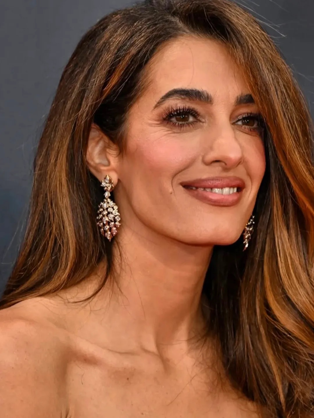 1 رئيسية خطوات تمنحكِ شعر ذات الفخامة مثل أمل كلوني