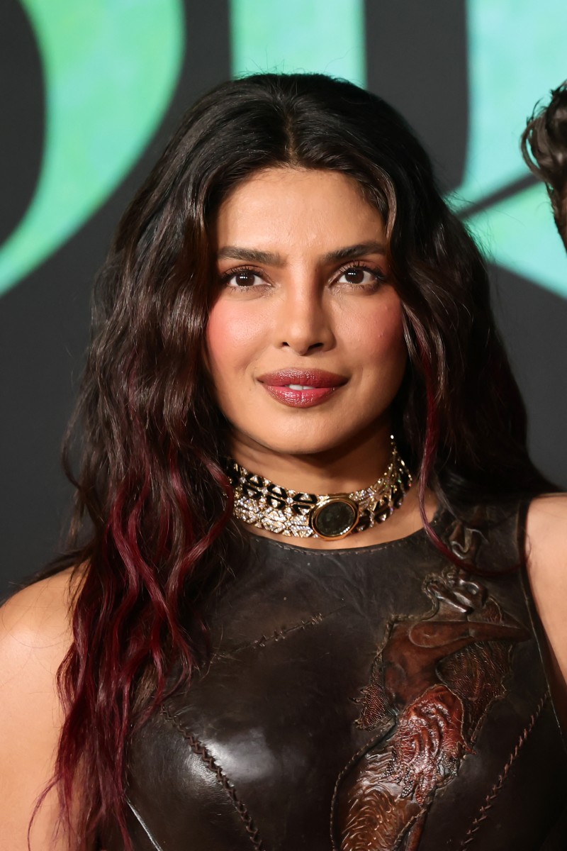 1 رئيسية رسمات المكياج البرونزي بأسلوب Priyanka Chopra