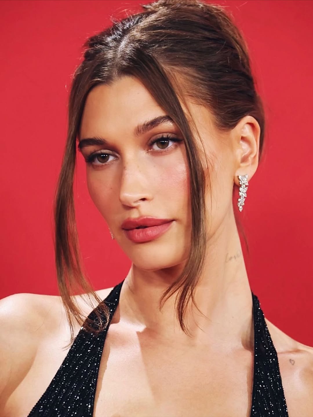 1 رئيسية رسمات المكياج البرونزي مع الشعر البني الداكن بأسلوب Hailey Bieber