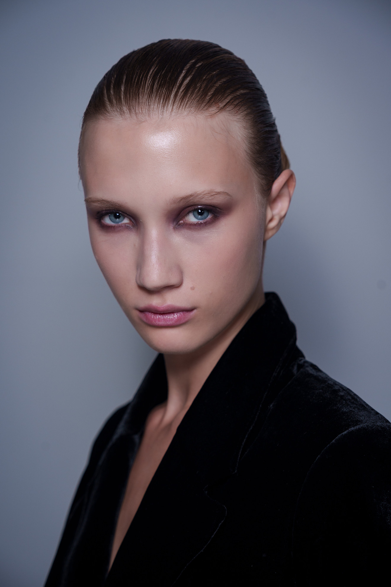 رسمات المكياج البنفسجي المشرق من دار Grace Ling