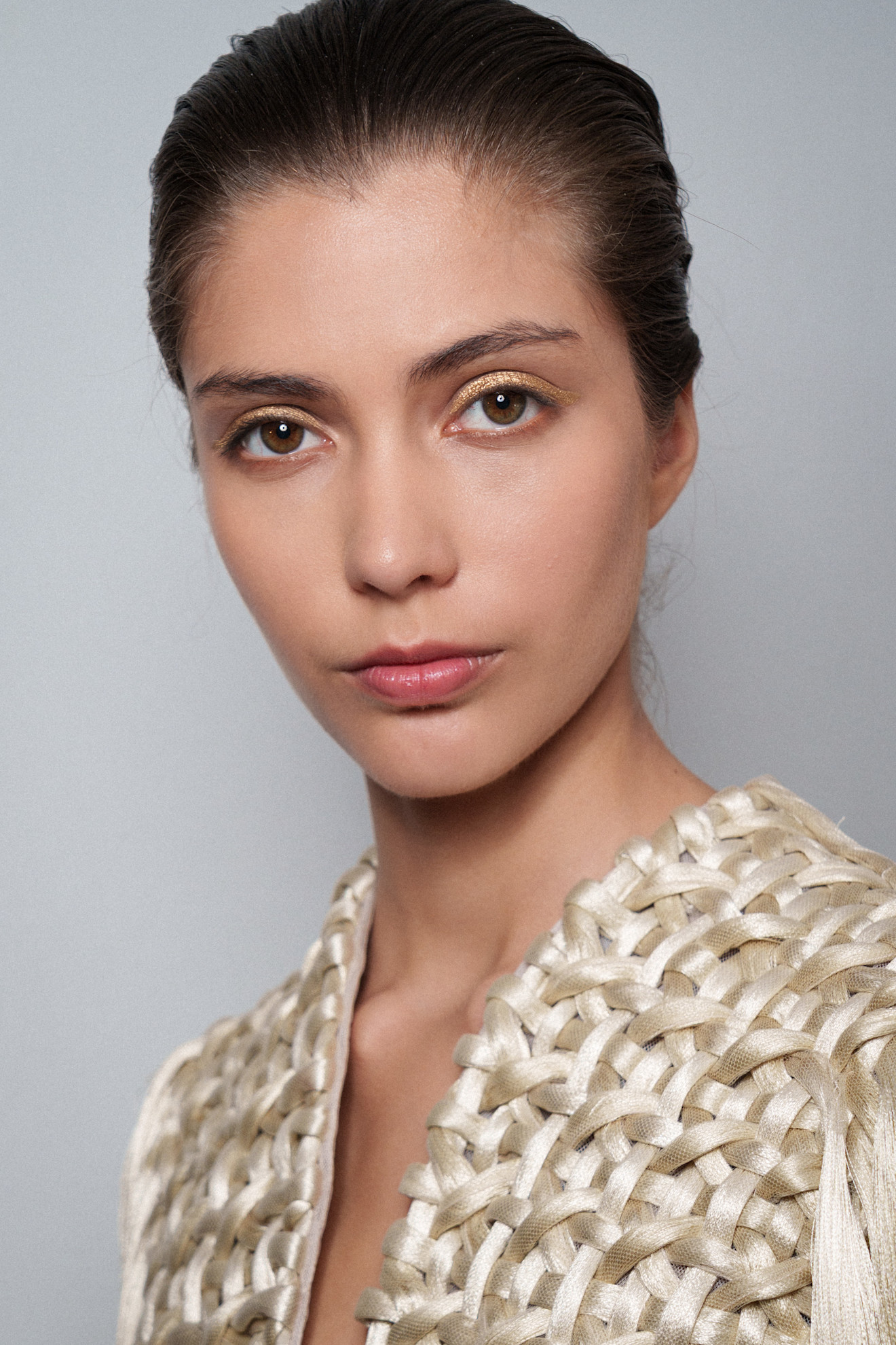 1 رئيسية رسمات المكياج الذهبي الفاتح من دار Rami Al Ali