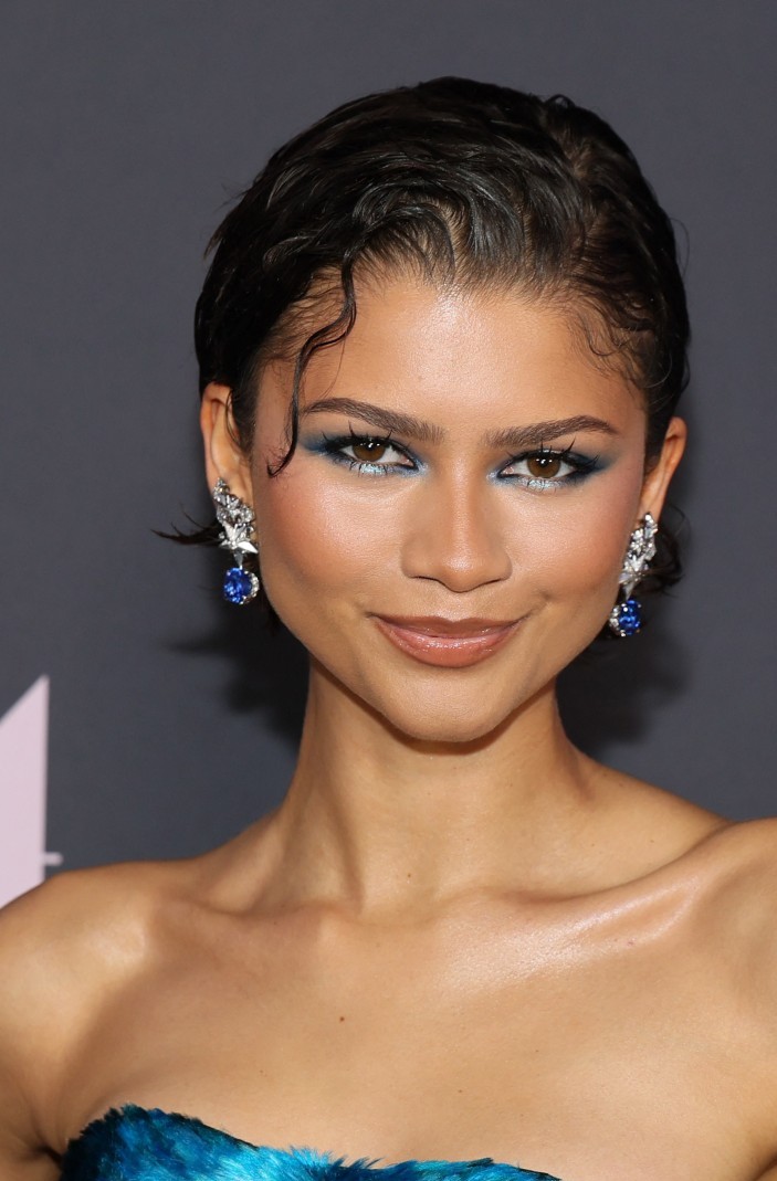 1 رئيسية رسمات المكياج الكحلي والأزرق بأسلوبZendaya