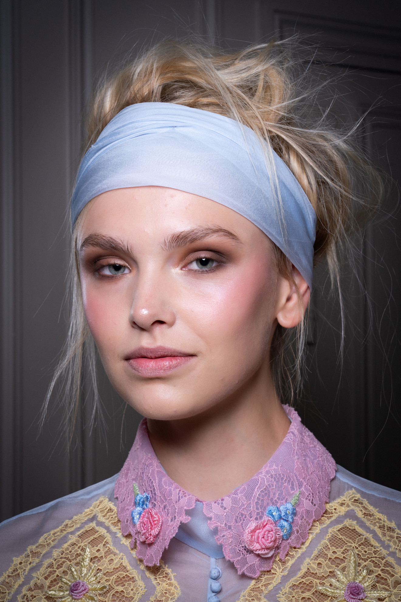 مكياج عيون مجنح وسموكي من دار Alexis Mabille