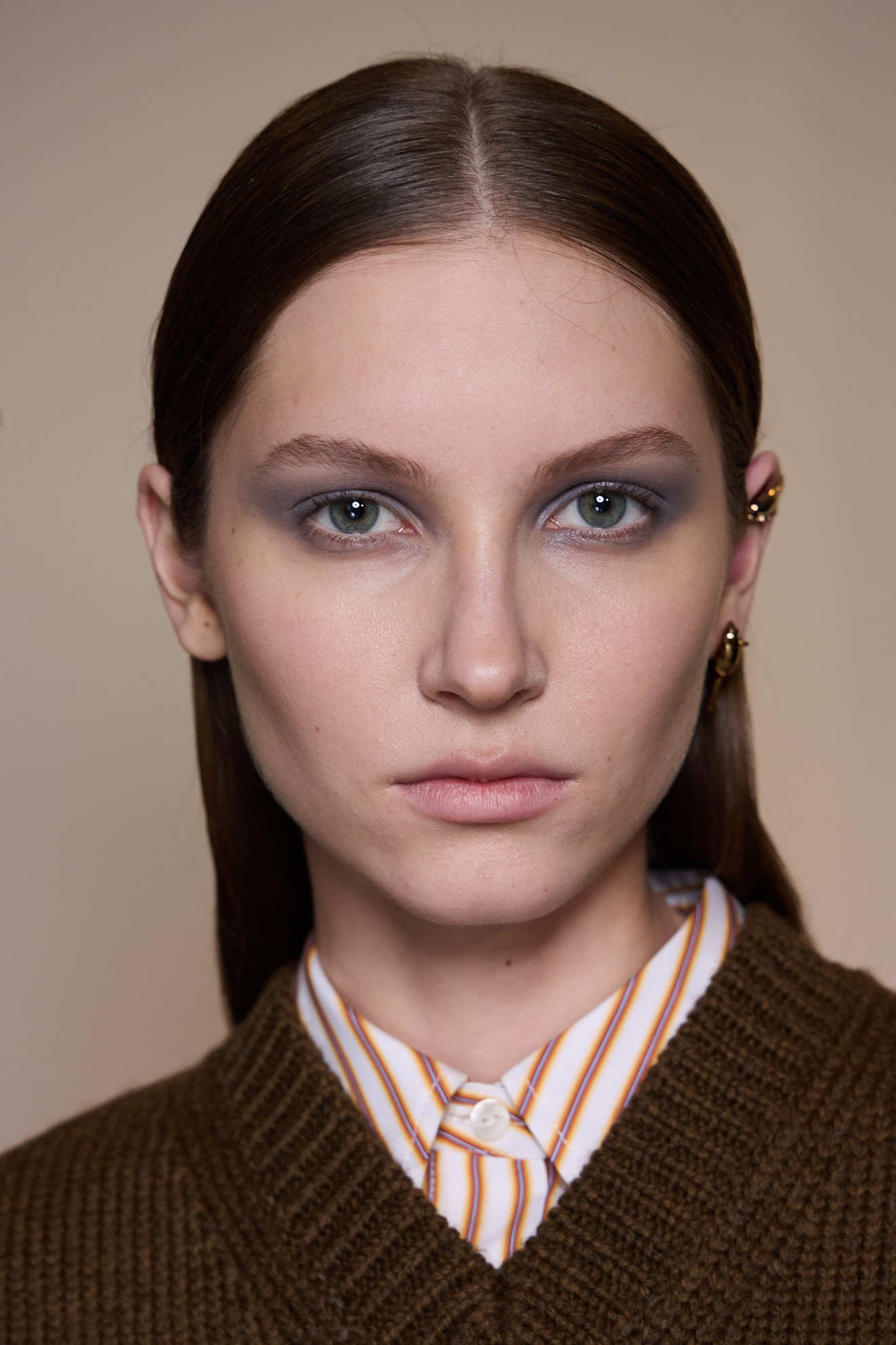 1 رئيسية رسمات المكياج الملون مع الظلال الكحلية من دار Tory Burch