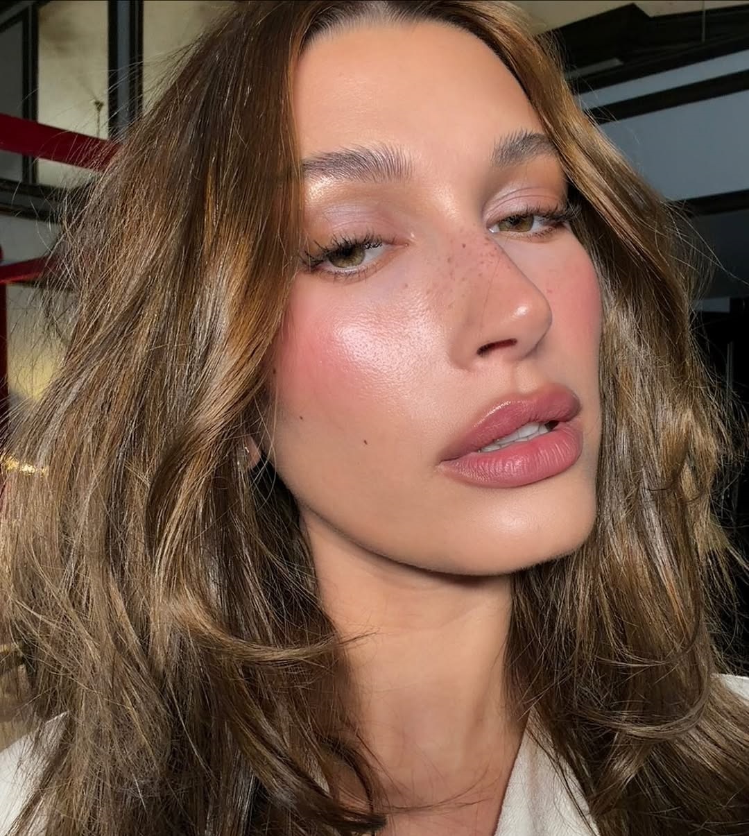 1 رئيسية سر إشراقة بشرت هايلي بيبر  الطبيعية بعيدة عن الفيلر أو الجراحة