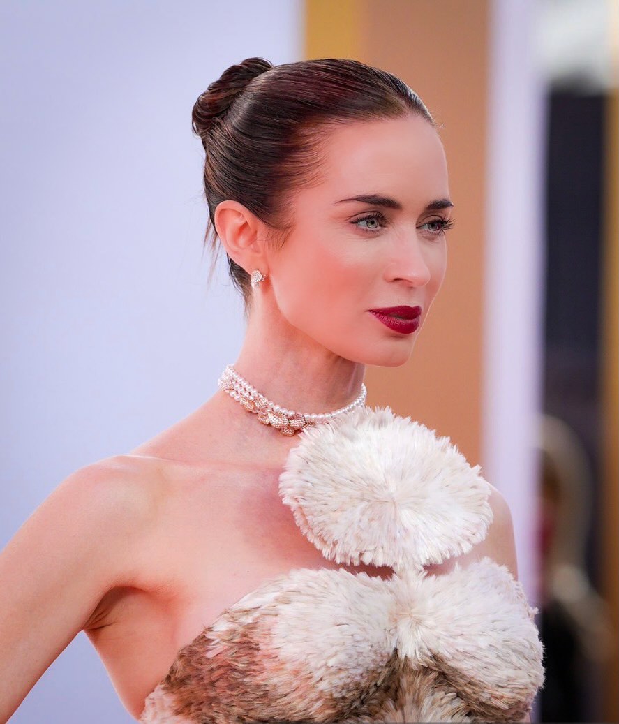 1 رئيسية شارلوت تيلبوري تضفي سحرها على إطلالة النجمة إيميلي بلنت