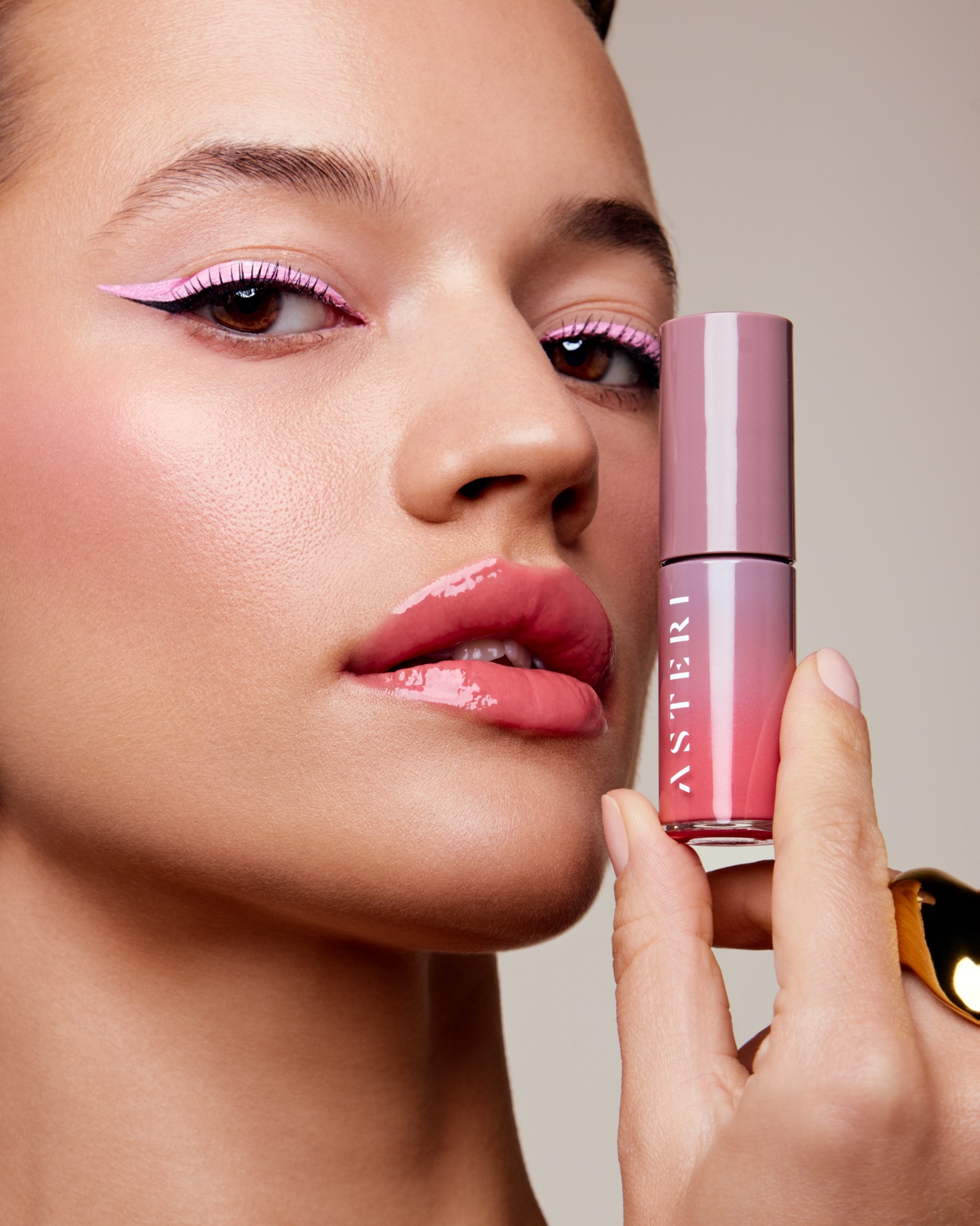 1 رئيسية شيين لب اويل جلوس تجربة فريدة لرعاية الشفاه من علامة استيري