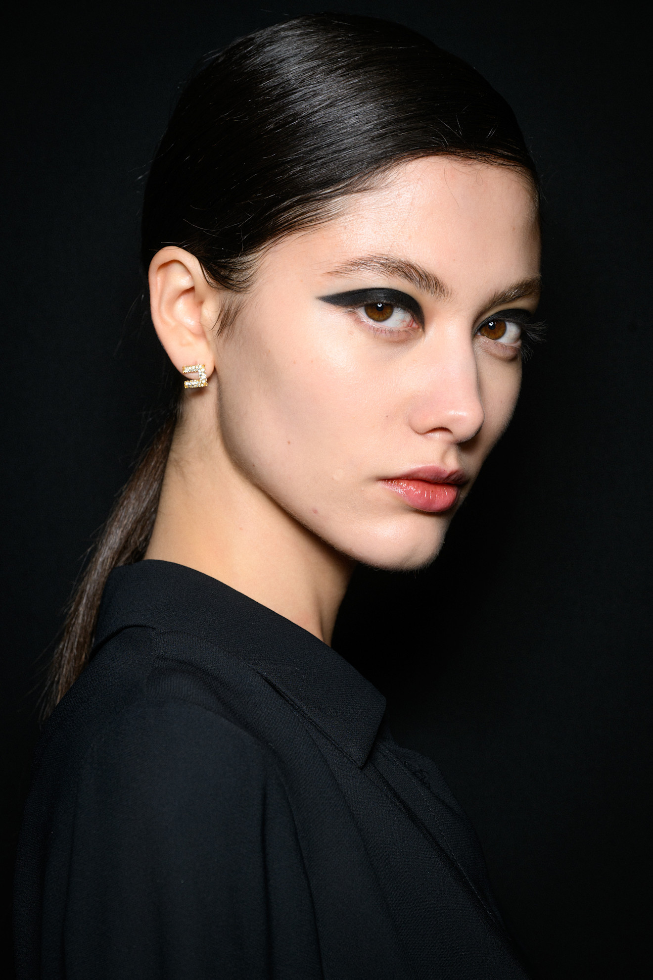 1 رئيسية صيحة المكياج الأسود الدخاني على الجفون من دار Elisabetta Franchi