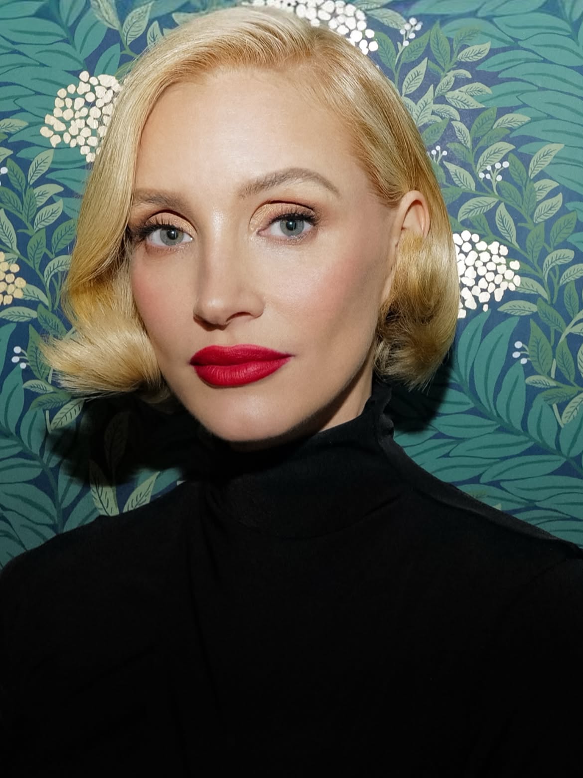 1 رئيسية صيحة المكياج الذهبي مع أحمر اللون القوي من وحي اطلالة النجمة Jessica Chastain