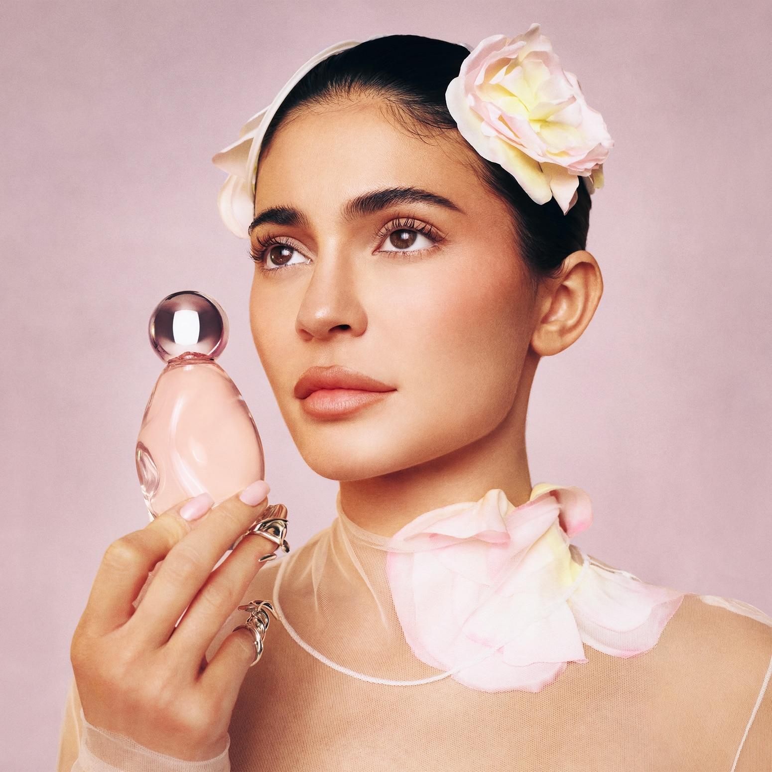 1 رئيسية عطر COSMIC من علامة Kylie Cosmetics