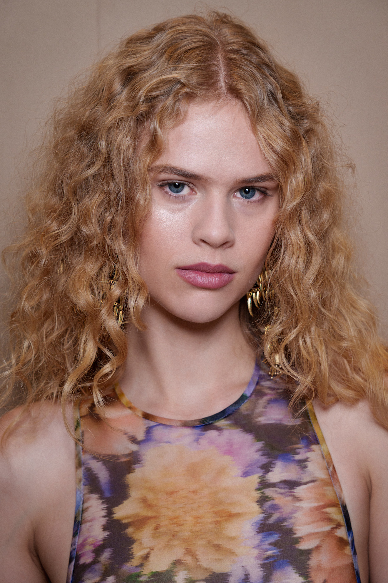 1 رئيسية قصات الشعر الطويل والكيرلي من دار Zimmermann