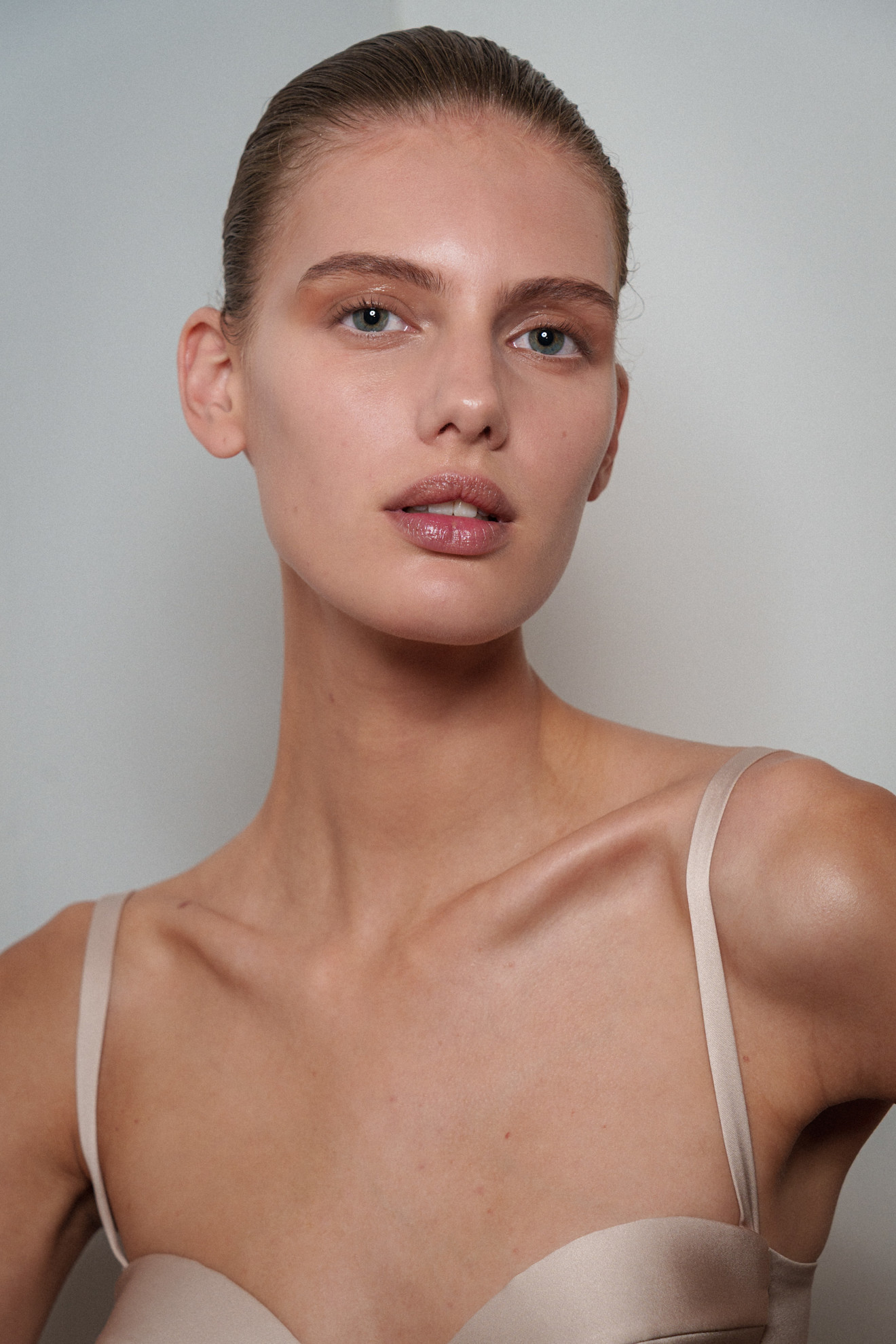 1 رئيسية كريمات محيطة بالعيون لتفتيح البشرة من وحي Ashi Studio