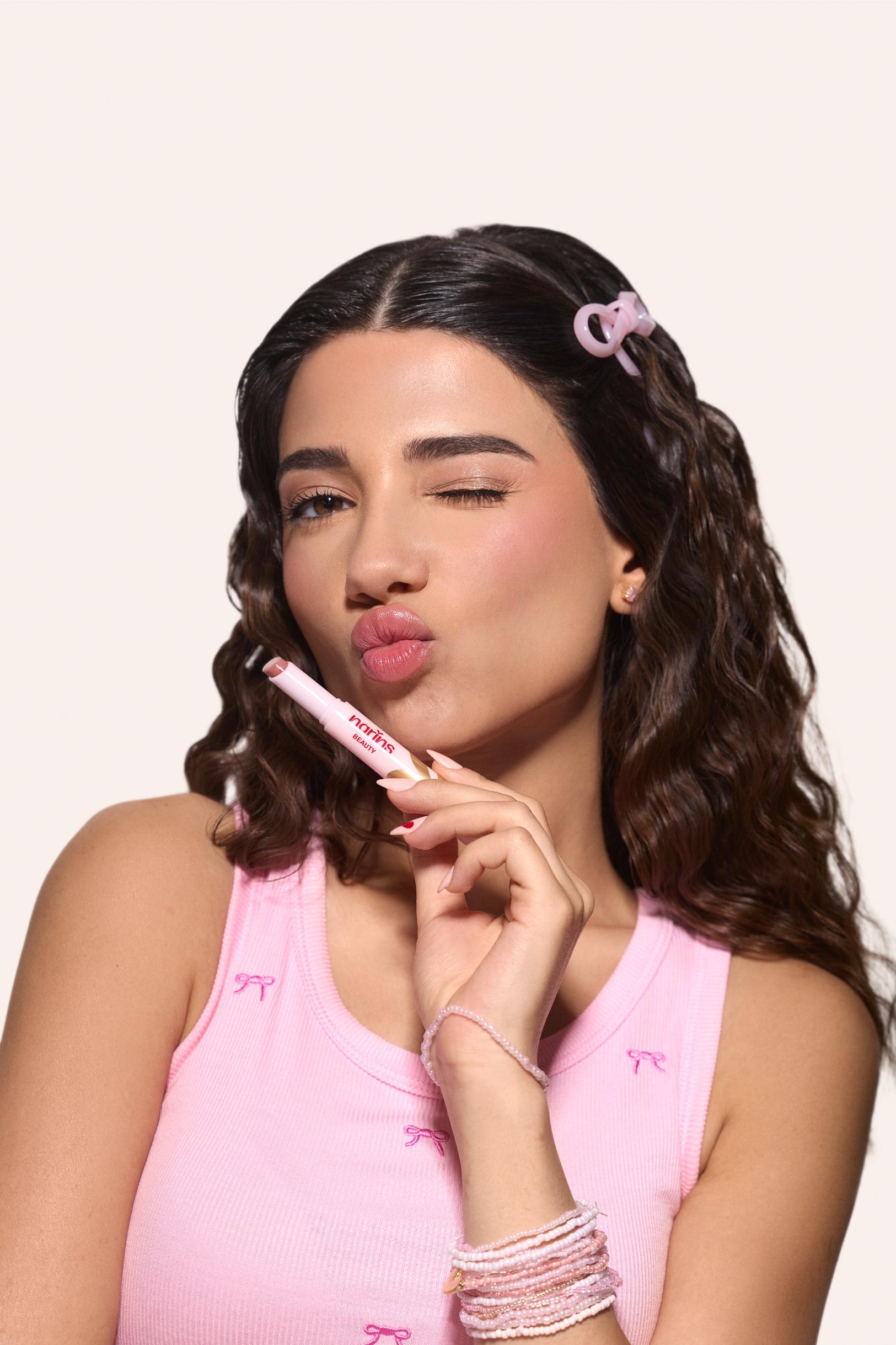 1 رئيسية كشفت نارين عمارة، صانعة المحتوى ومؤسسة علامة Narins Beauty، عن أولى منتجات العلامة تحت اسم BunBun Lip Jelly Tint