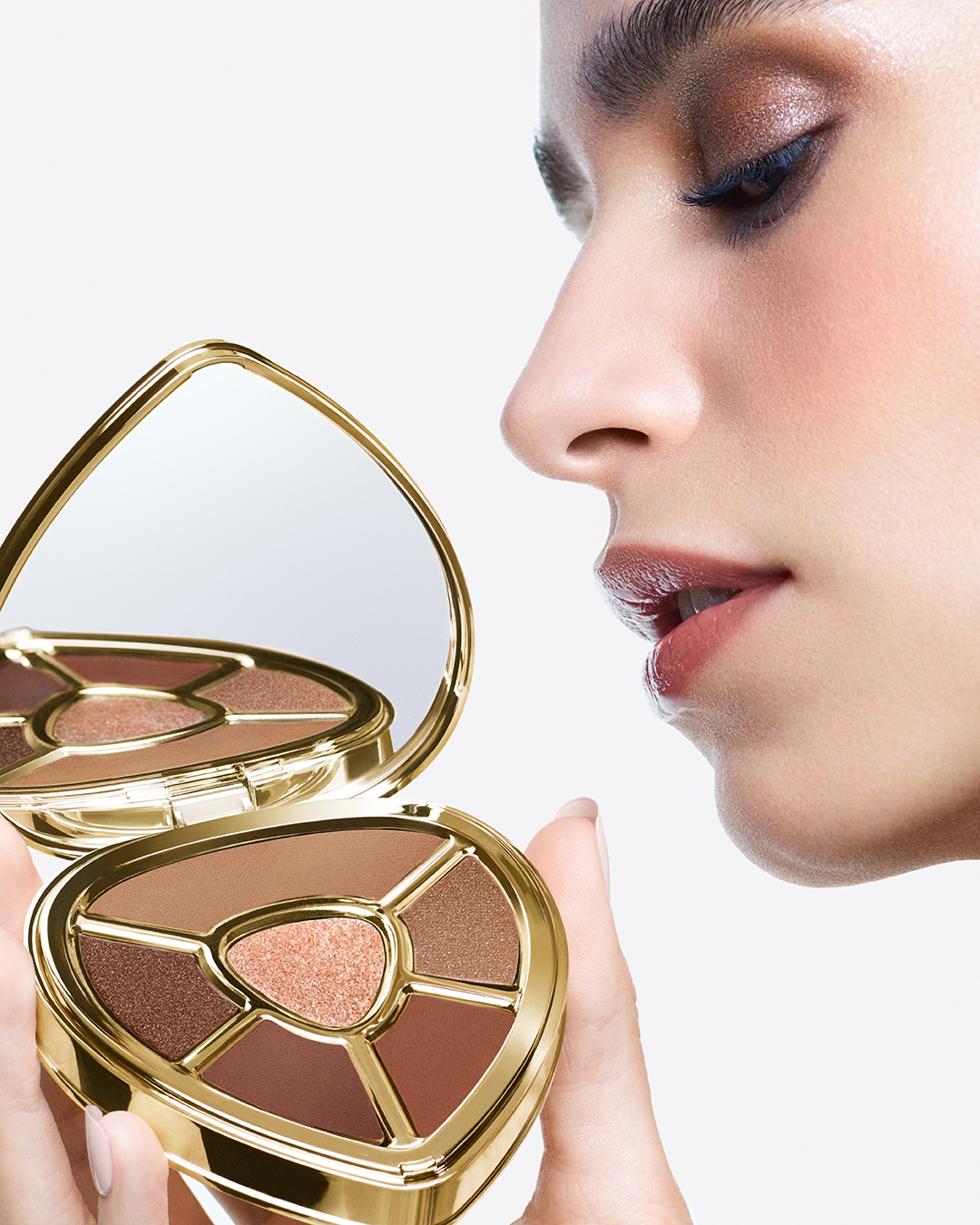 1 رئيسية لوحة ظلال العيون EVER ICON – تدوم لمدة 10 ساعات وتمنح إطلالات بنهايات متعددة تناسب النهار والمساء من علامة Dolce&Gabbana