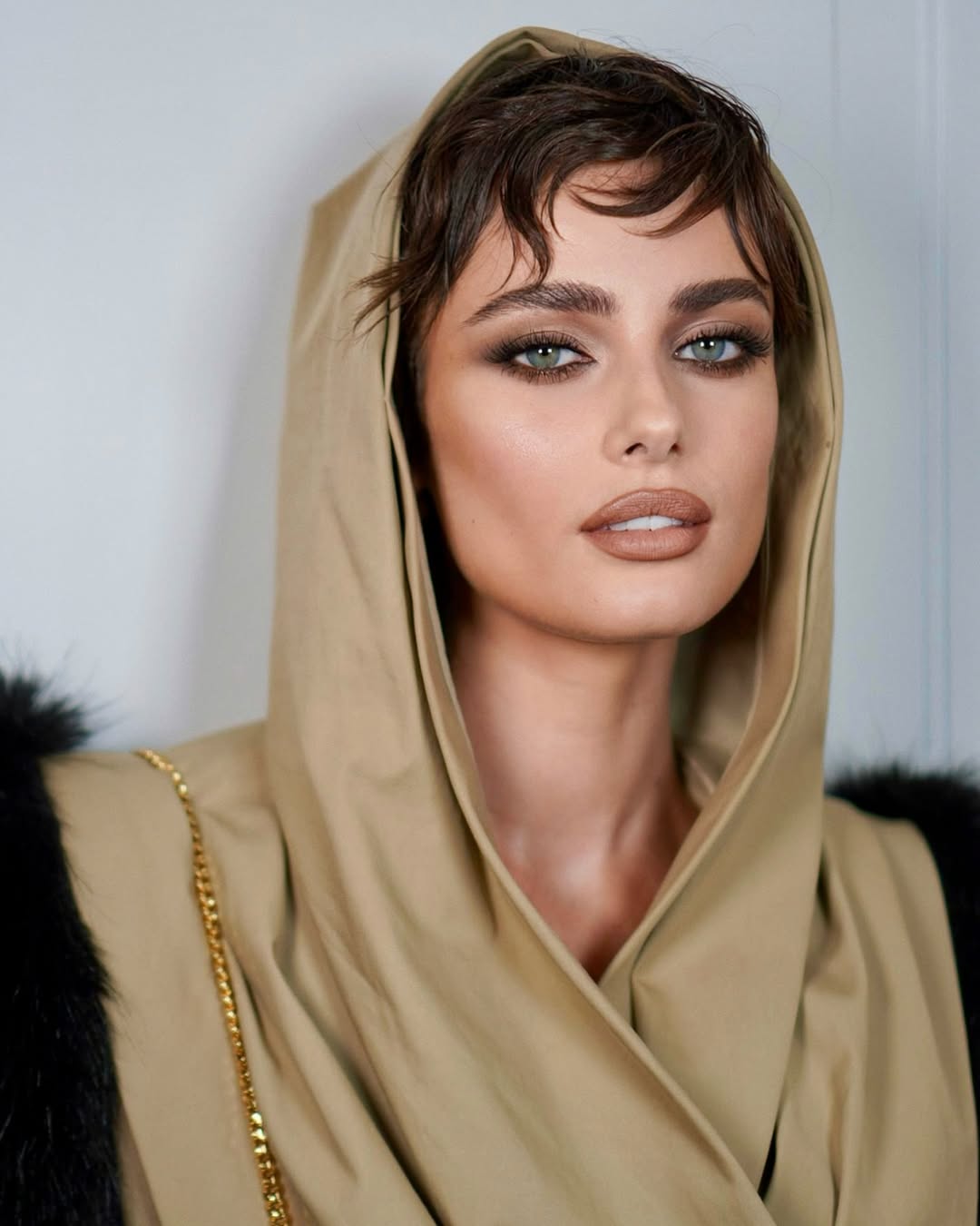 1 رئيسية مكياج برونزي ساحر بأسلوب الجميلة Taylor Hill