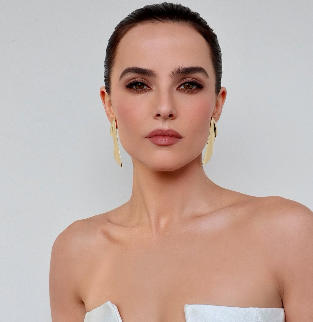 1 رئيسية مكياج سموكي قوي وترابي بأسلوب Zoey Deutch- الصورة من حساب Hung Vanngo على انستغرام