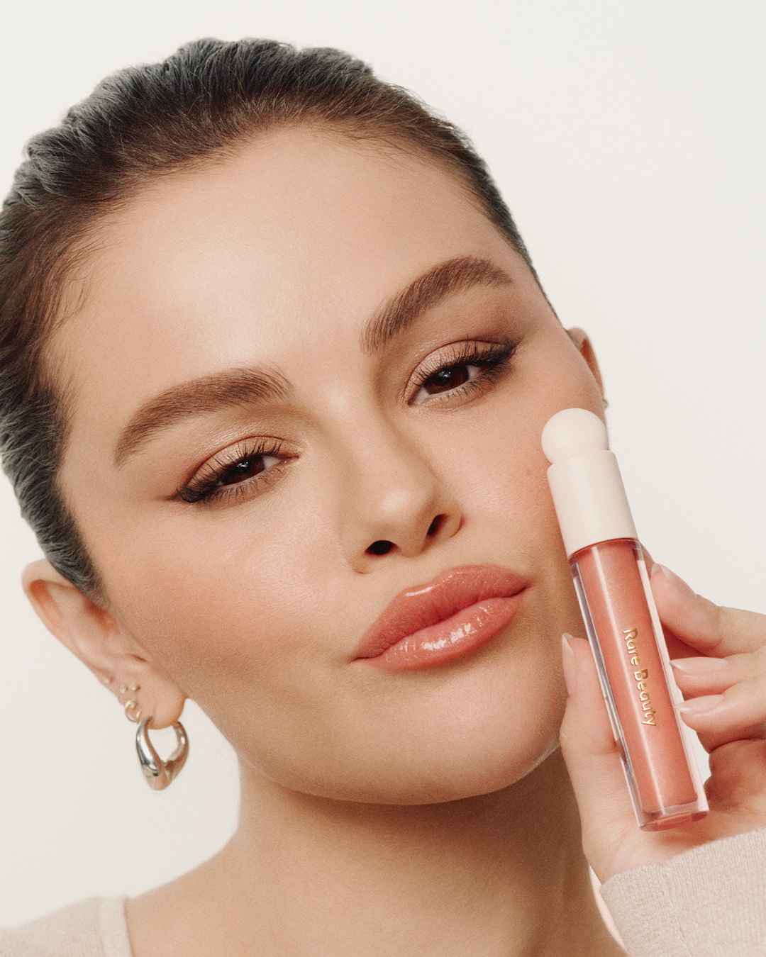 1 رئيسية ملمّع الشفاه POSITIVE LIGHT LUMINIZING LIP GLOSS من علامة RARE BEAUTY