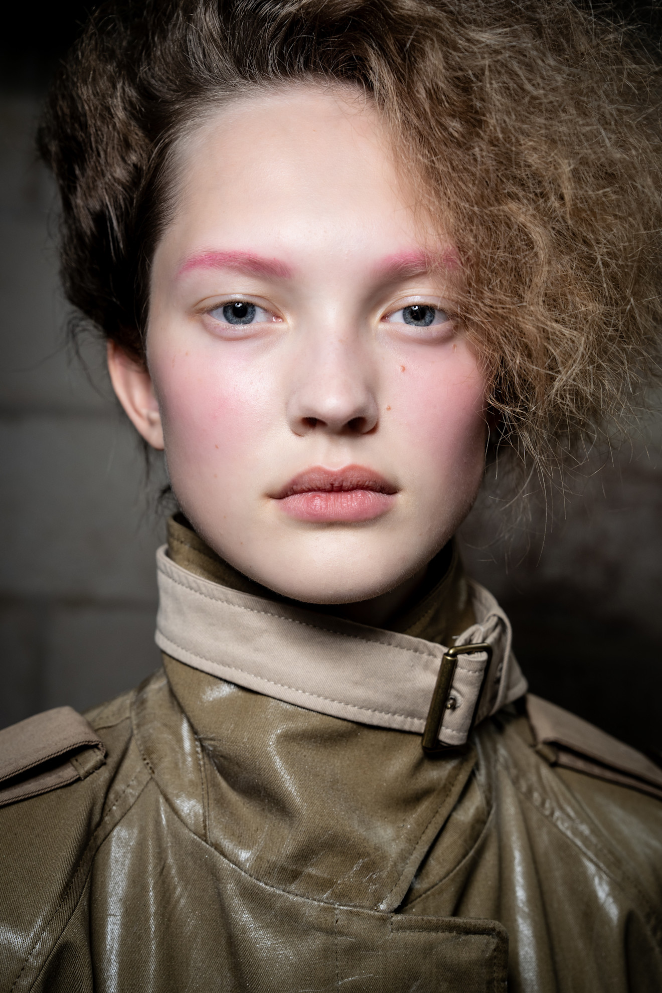 1 رئيسية موضة الحواجب الملونة بتدرجات زهرية من دار Acne Studios