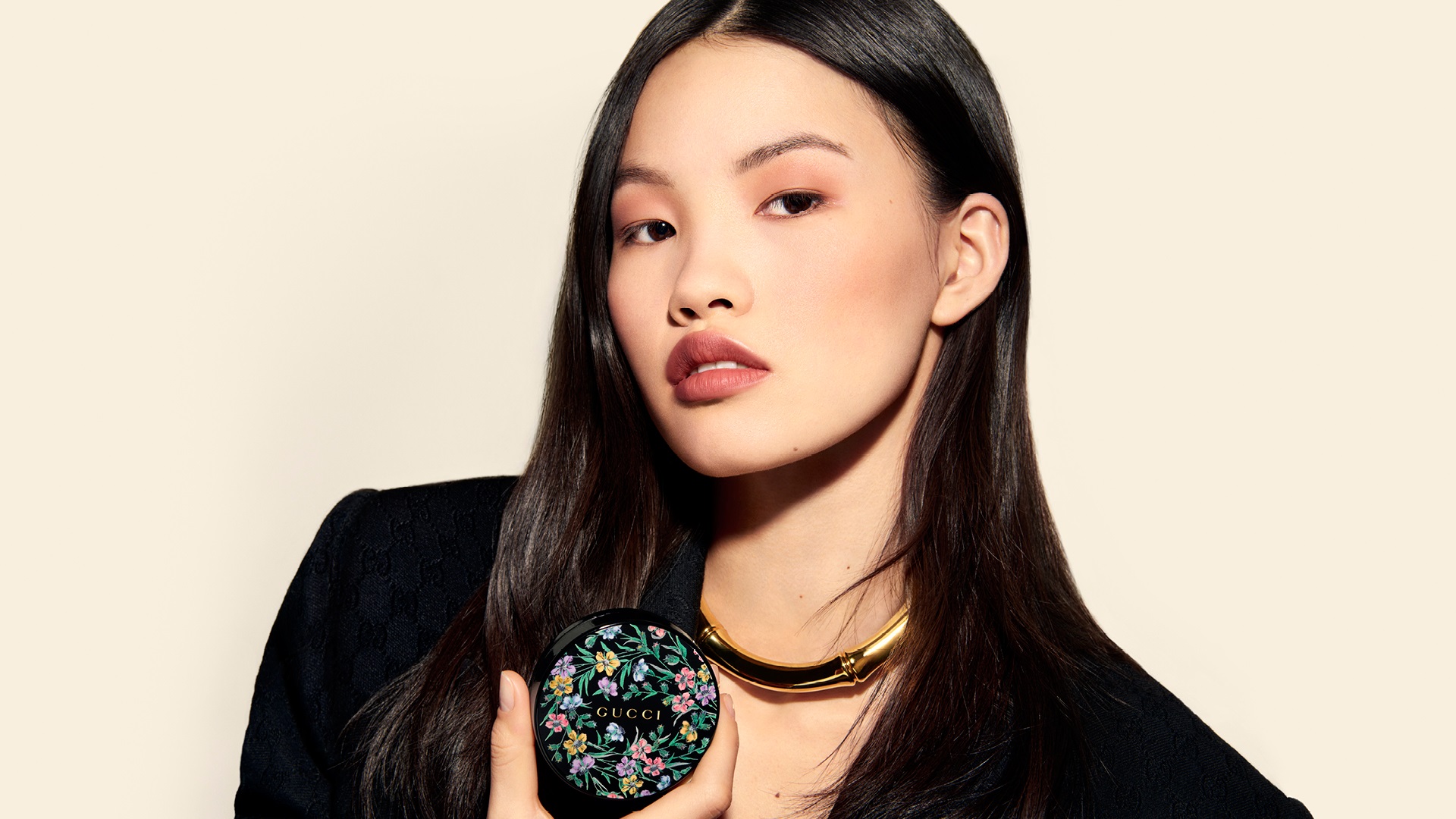 1 رئيسية يعيد كريم الأساس Gucci Éternité de Beauté Cushion تعريف الجمال بتركيبة تجمع بين الفعالية والعناية بالبشرة.