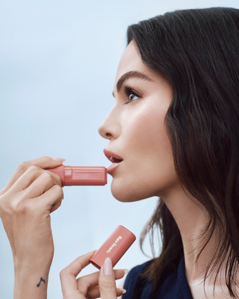 1 رئيسية FIND COMFORT LIP BUTTER من علامة RARE BEAUTY