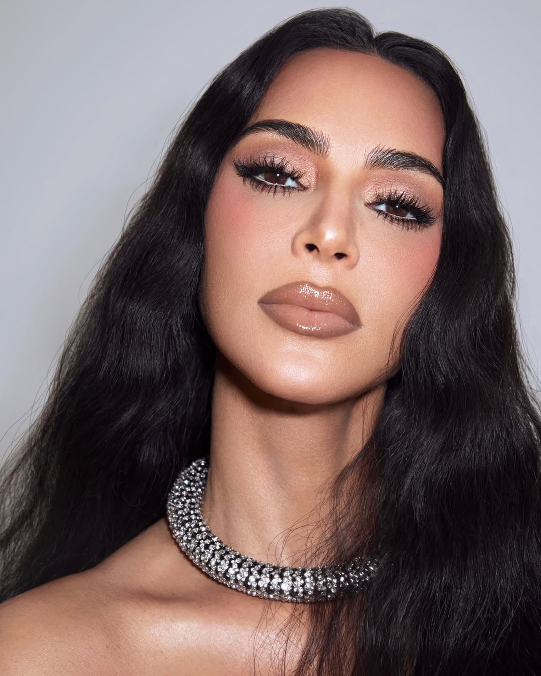 1 ريسية ألوان البلاشر الوردي مع التموجات اللماعة من وحي النجمة Kim Kardashian- الصورة من حسابها على انستغرام