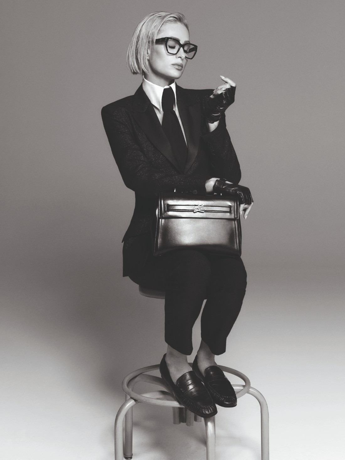 باريس هيلتون نجمة حملة KARL LAGERFELD لخريف 2025