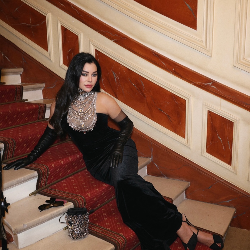 هيفاء وهبي بفستان أنيق مُرصّع بتطريزات فضية فارهة