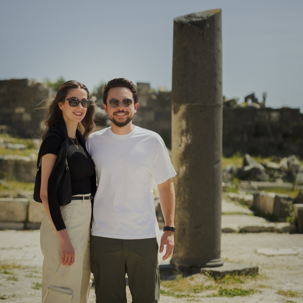 صورة رومانسية جديدة للأميرة رجوة مع الأمير الحسين ومجوهراتها تخطف الأنظار