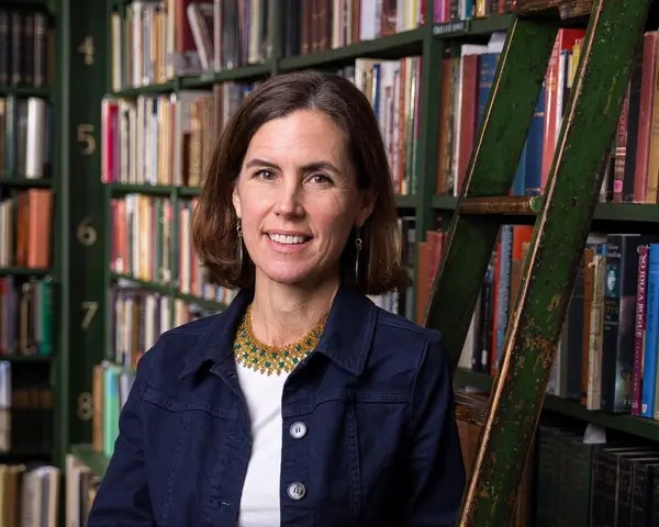 اختيار المؤرخة البريطانية آنا كاي كاتبة رسمية لسيرة الملكة إليزابيث الذاتية