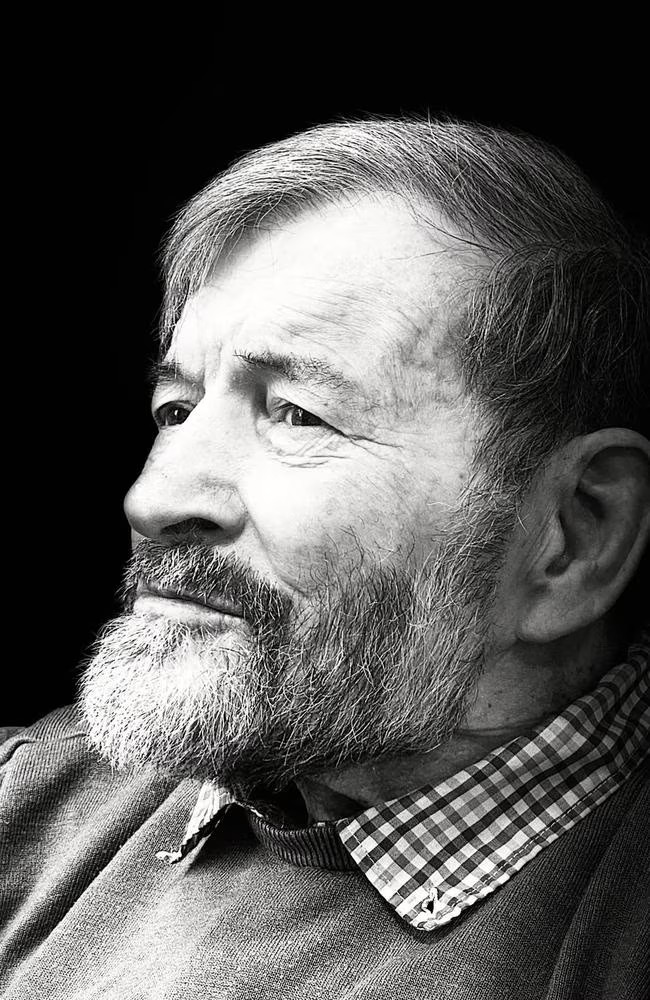 ملكة الدانمارك تنعي والدها البروفيسور جون دونالدسون