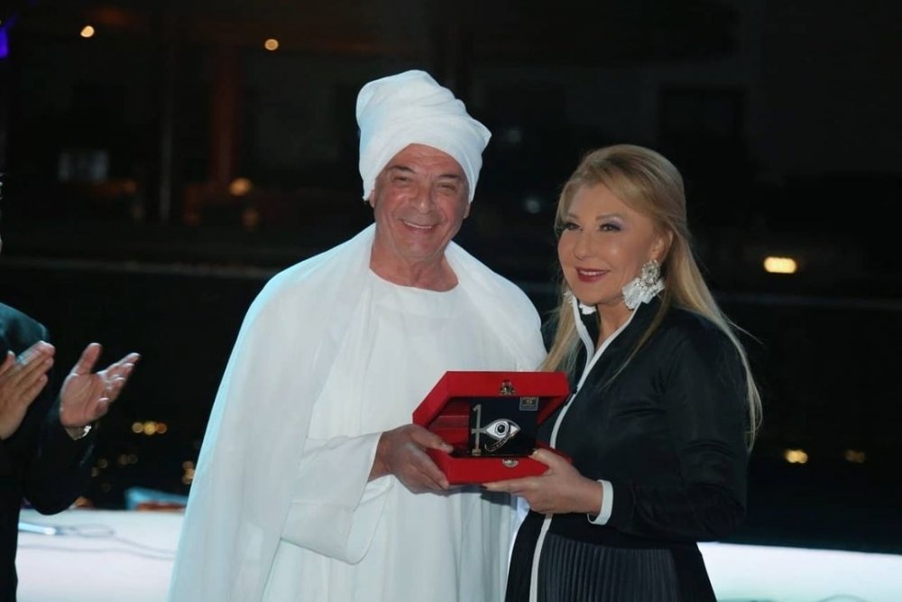 محمود حميدة يتسلم تكريمه في مهرجان الأقصر من نادية الجندي