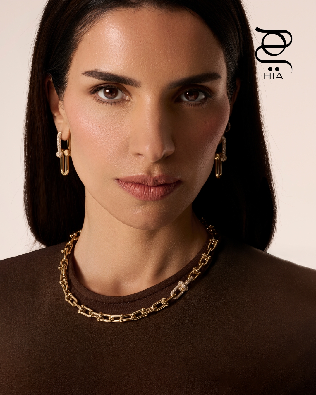 ‏"هاردوير من تيفاني"‏ Tiffany HardWear أقراط وقلادة من الذهب الأصفر مرصّعة بالألماس جميعها من دار "تيفاني أند كو" .‏Tiffany & Co