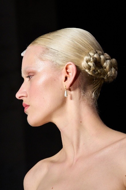 تسريحات شعر الكعكة مع اللؤلؤ من دار Zuhair Murad