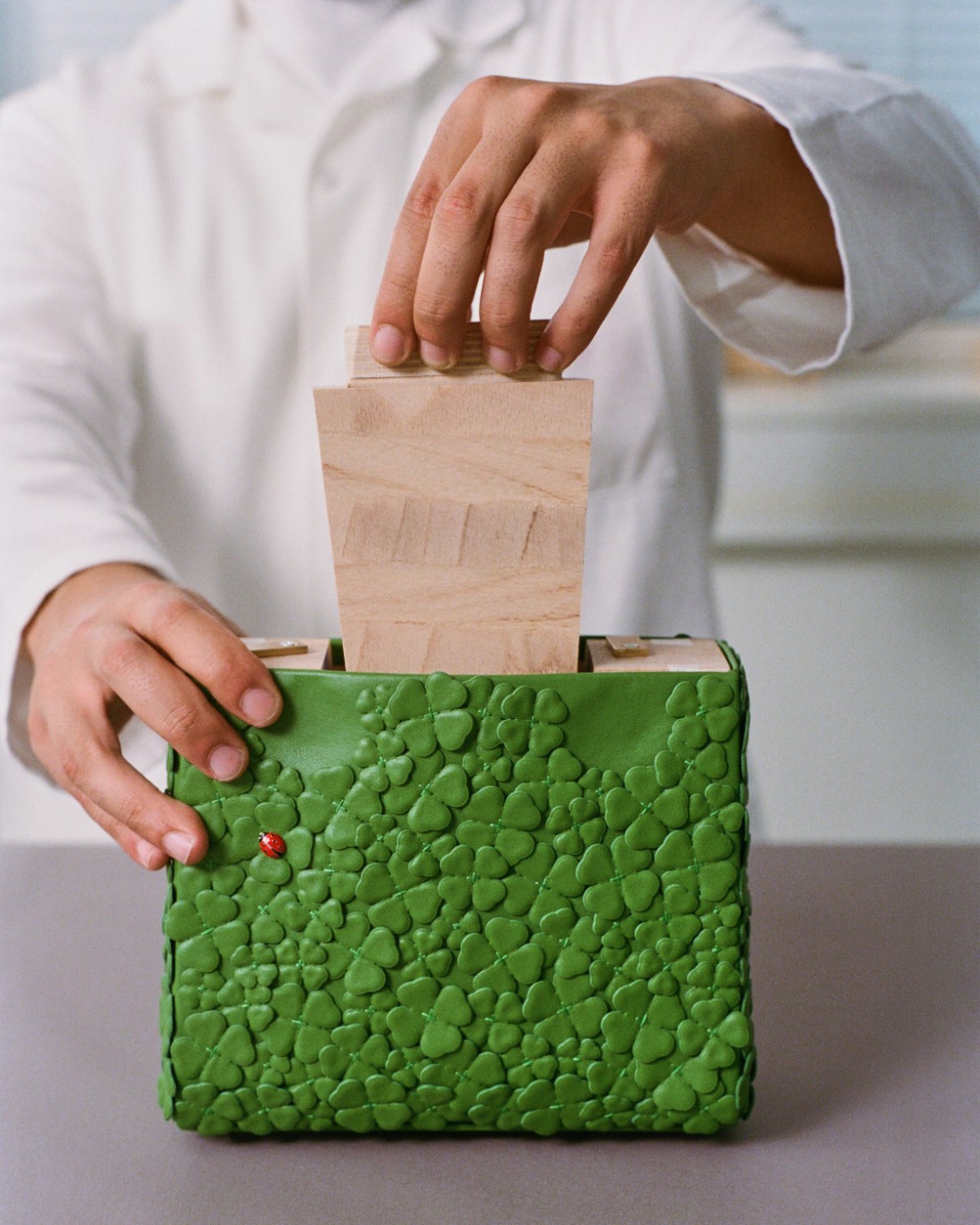 تُبتكر كل ورقة نفل ببراعة حرفية استثنائية