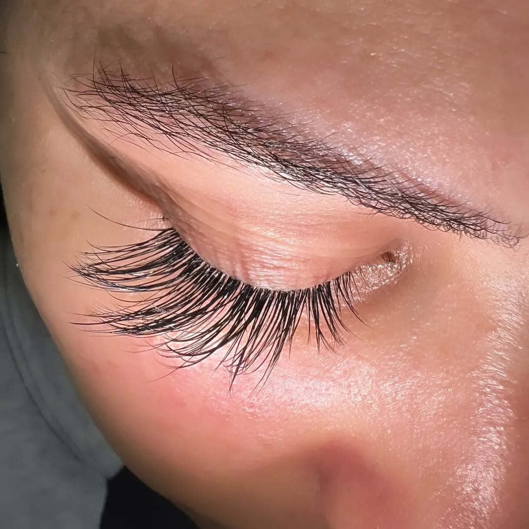 قنية تركيب الرموش بطريقة "الشعرة شعرة"