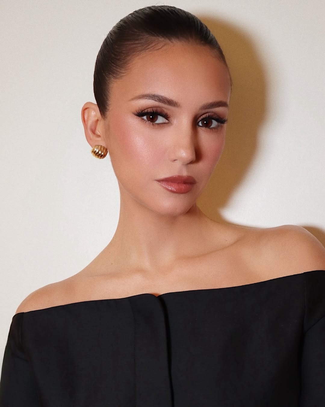اطلالة Nina Dobrev بخطوط الآيلاينر الرفيعة