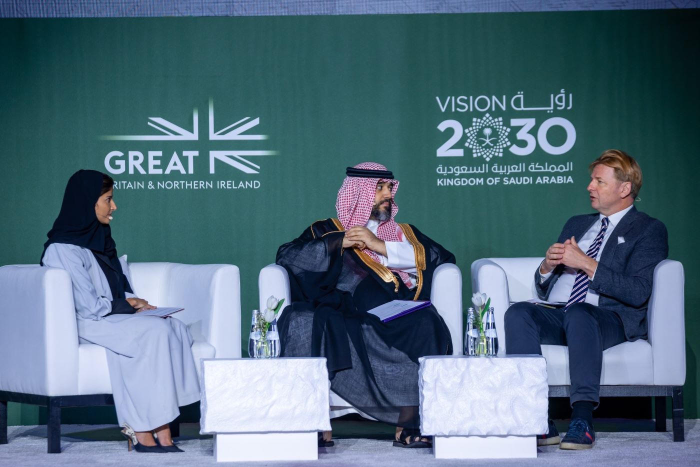 روان البتيري في جلسة حوارية مع رئيس مجلس إدارة الاتحاد السعودي للرياضات الإلكترونية ورئيس الاتحاد البريطاني للرياضات الإلكترونية الصورة من المركز الوطني للتنافسية