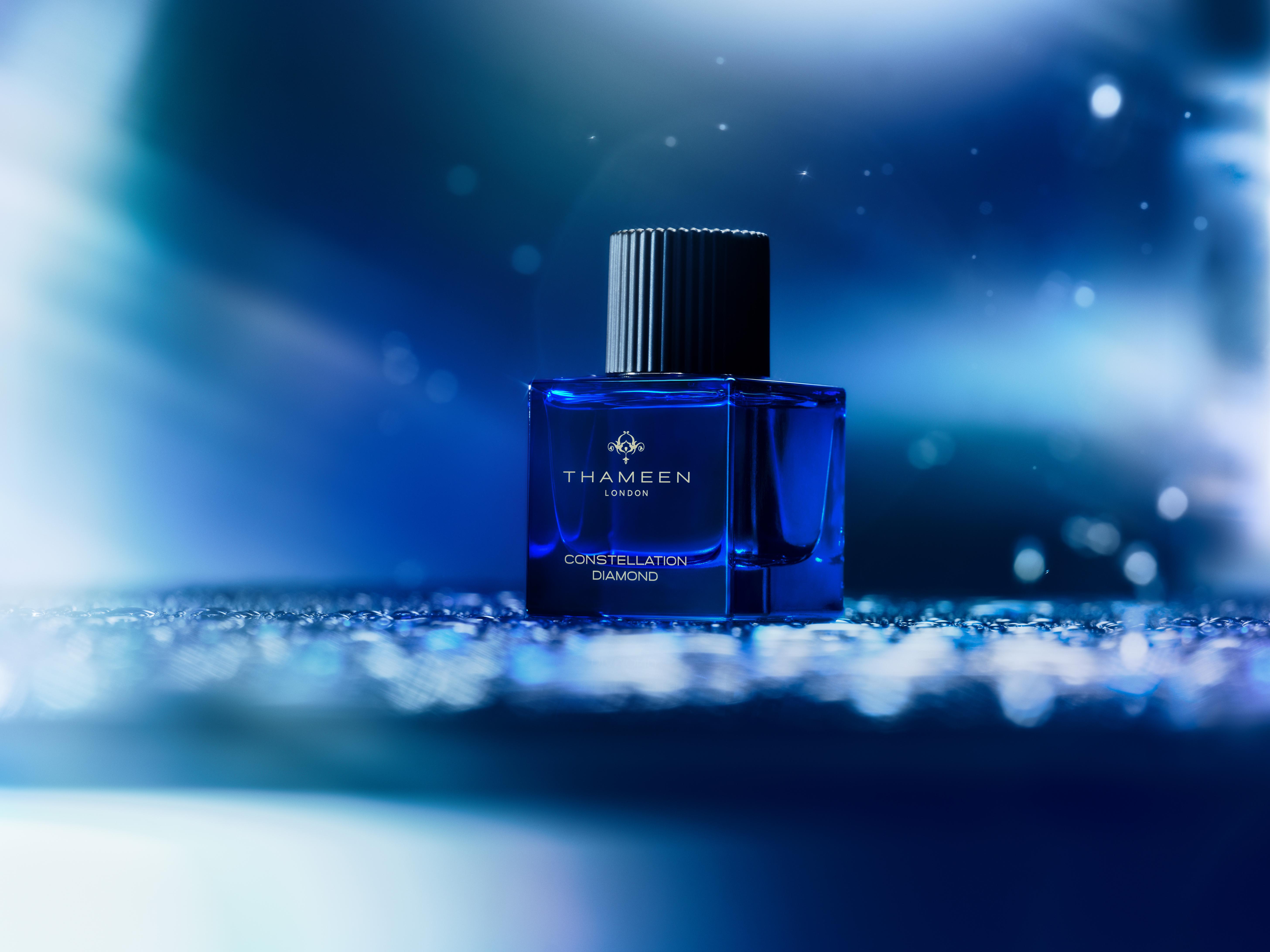 أزاحت دار «ثَمين لندن» السِّتارَ عن «Constellation Diamond»، وهو عطر مركّز جديد مستوحى من وهج النجوم وروح الاكتشاف. ويَحمِلُ العِطرُ توقيعَ العَطّارِ خُوردي فِرناندِيز