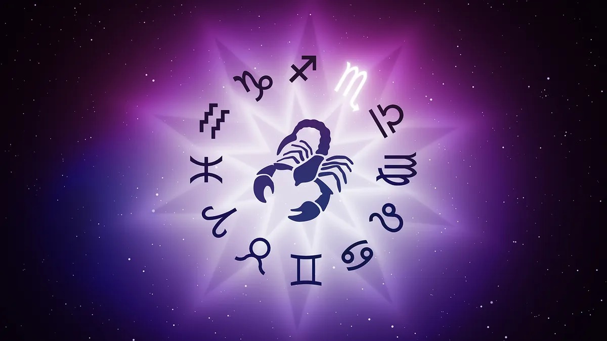 من يحكم عشرية العقرب الأولى؟